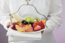 Cameriera che serve frutta — Foto stock