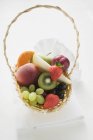 Frutas frescas en cesta - foto de stock