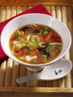 Sopa de legumes chinesa em tigela branca — Fotografia de Stock
