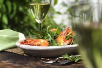 Daytime view of rocket salad with shrimps — Stock Photo