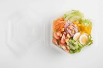 Légumes dans un bol en plastique — Photo de stock