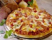 Pizza con mais dolce e prosciutto — Foto stock