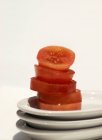 Montón de rodajas de tomate - foto de stock