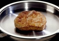 Pezzo di carne fritta — Foto stock