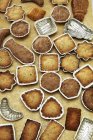 Petits gâteaux et boîtes de cuisson — Photo de stock