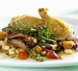 Средиземноморская жареная курица с овощами — стоковое фото