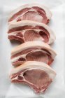 Côtelettes de porc cru en rangée — Photo de stock