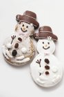 Dois biscoitos de gengibre boneco de neve — Fotografia de Stock