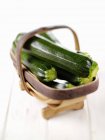Grüne Zucchini in kleinem Korb — Stockfoto