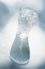 Стакан минеральной воды с кубиками льда — стоковое фото