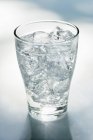 Склянка мінеральної води з кубиками льоду — стокове фото
