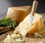 Parmigiano con un coltello da formaggio — Foto stock