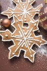 Gingerbread snowflakes with baubles — Stock Photo
