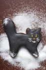 Чорний пряниковий кіт на коричневому — стокове фото