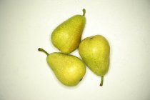 Tres peras frescas - foto de stock