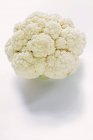 Біла цвітна капуста на білому — стокове фото