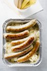 Salsicce con crauti in contenitore di alluminio — Foto stock