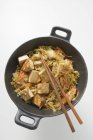 Tofu con verduras en wok - foto de stock