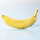 Жовтий стиглий банан — стокове фото