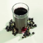 Bicchiere di succo di ribes nero — Foto stock