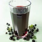Склянка соку чорної смородини — стокове фото