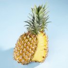 Ananas frais coupé en deux — Photo de stock