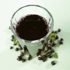 Склянка соку чорної смородини — стокове фото