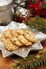 Biscuits aux pistaches sur plaque en forme d'étoile — Photo de stock