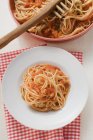 Spaghetti à la sauce tomate sur assiette — Photo de stock
