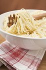 Приготовленные спагетти в миске — стоковое фото