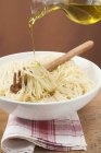 Despejar azeite sobre esparguete cozido — Fotografia de Stock