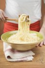 Person, die gekochte Spaghetti aufnimmt — Stockfoto