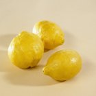 Drei unbehandelte Zitronen — Stockfoto