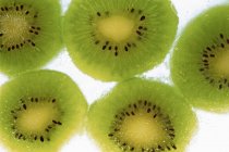 Trozos de kiwi congelados - foto de stock