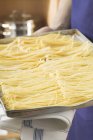 Hausgemachte Pasta auf Backblech — Stockfoto