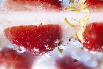 Fresas maduras congeladas - foto de stock