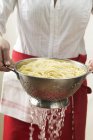 Draining cooked spaghetti — Stock Photo