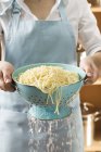 Entwässerung gekochter Spaghetti — Stockfoto