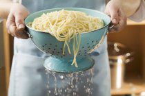 Esparguete cozido de drenagem — Fotografia de Stock