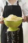 Espaguetis cocidos drenantes - foto de stock