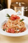 Паста Спагетті з помідорами та розмарином — стокове фото