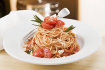 Паста Спагетті з помідорами та розмарином — стокове фото