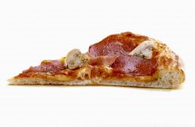 Stück Pizza mit Salami und Pilzen — Stockfoto