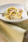 Macaroni pasta bake with ham and peas — Stock Photo