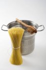 Пачка спагетти и сковородка — стоковое фото