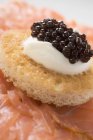 Räucherlachs mit Kaviar und saurer Sahne — Stockfoto