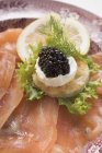 Salmão fumado com caviar — Fotografia de Stock