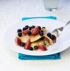 Pancakes with strawberries and blueberries — Stock Photo
