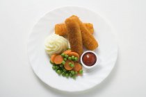Fish fingers with mashed potato — Stock Photo