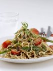 Pasta de espaguetis con tomates cóctel - foto de stock